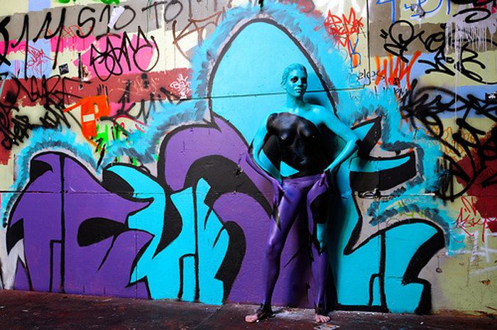 graffiti-girl-on-camoflauge